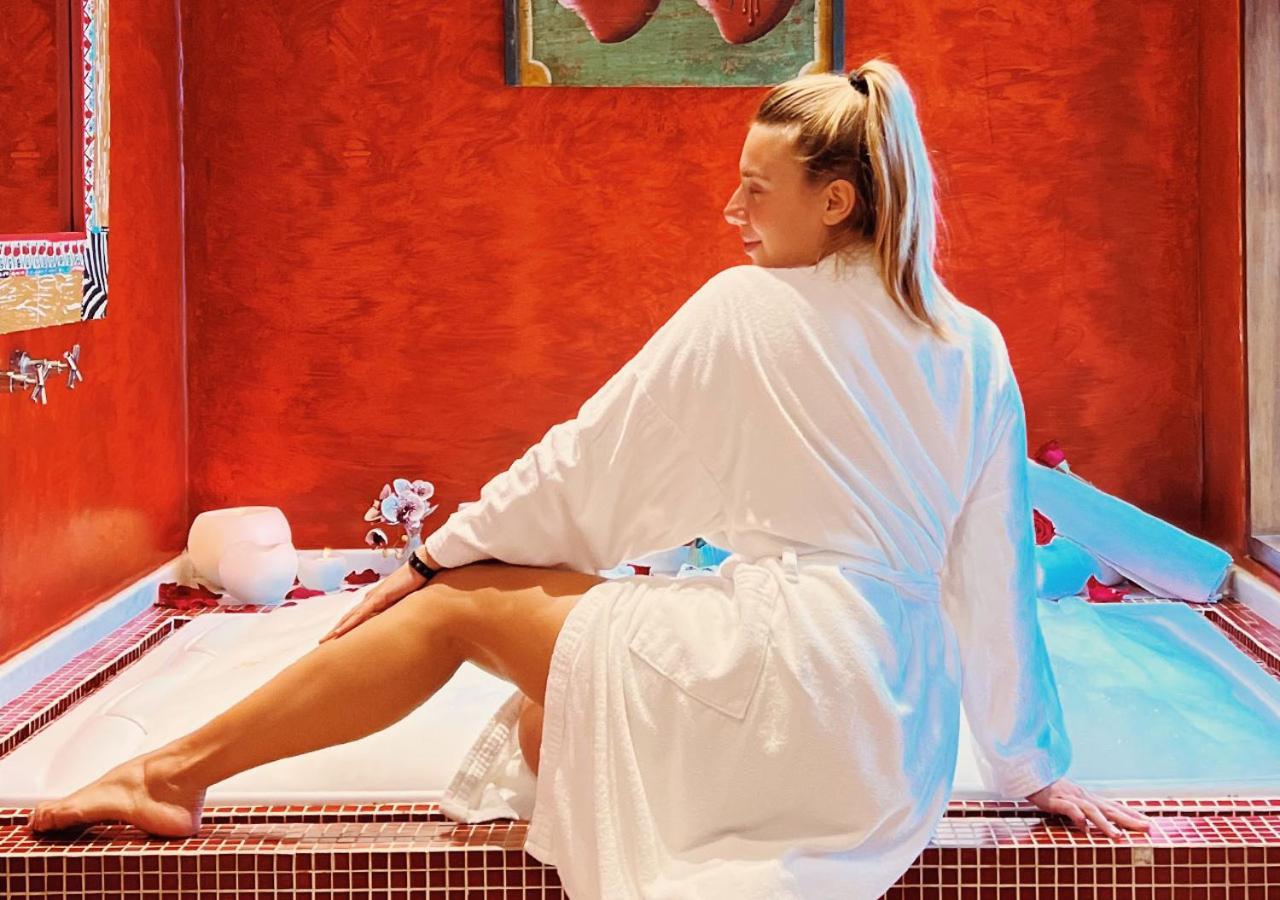 Dpny Beach Hotel & Spa Ilhabela Exteriör bild A woman wearing a bathrobe