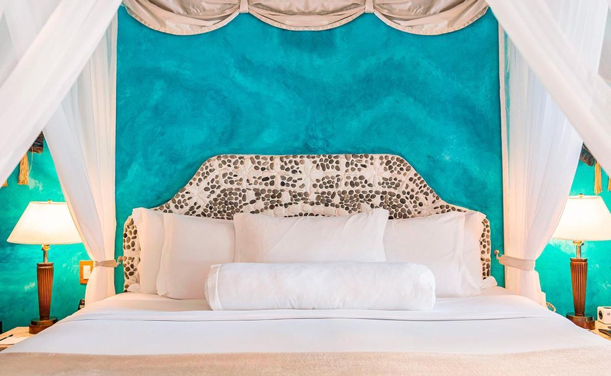 Dpny Beach Hotel & Spa Ilhabela Exteriör bild A bed with a headboard