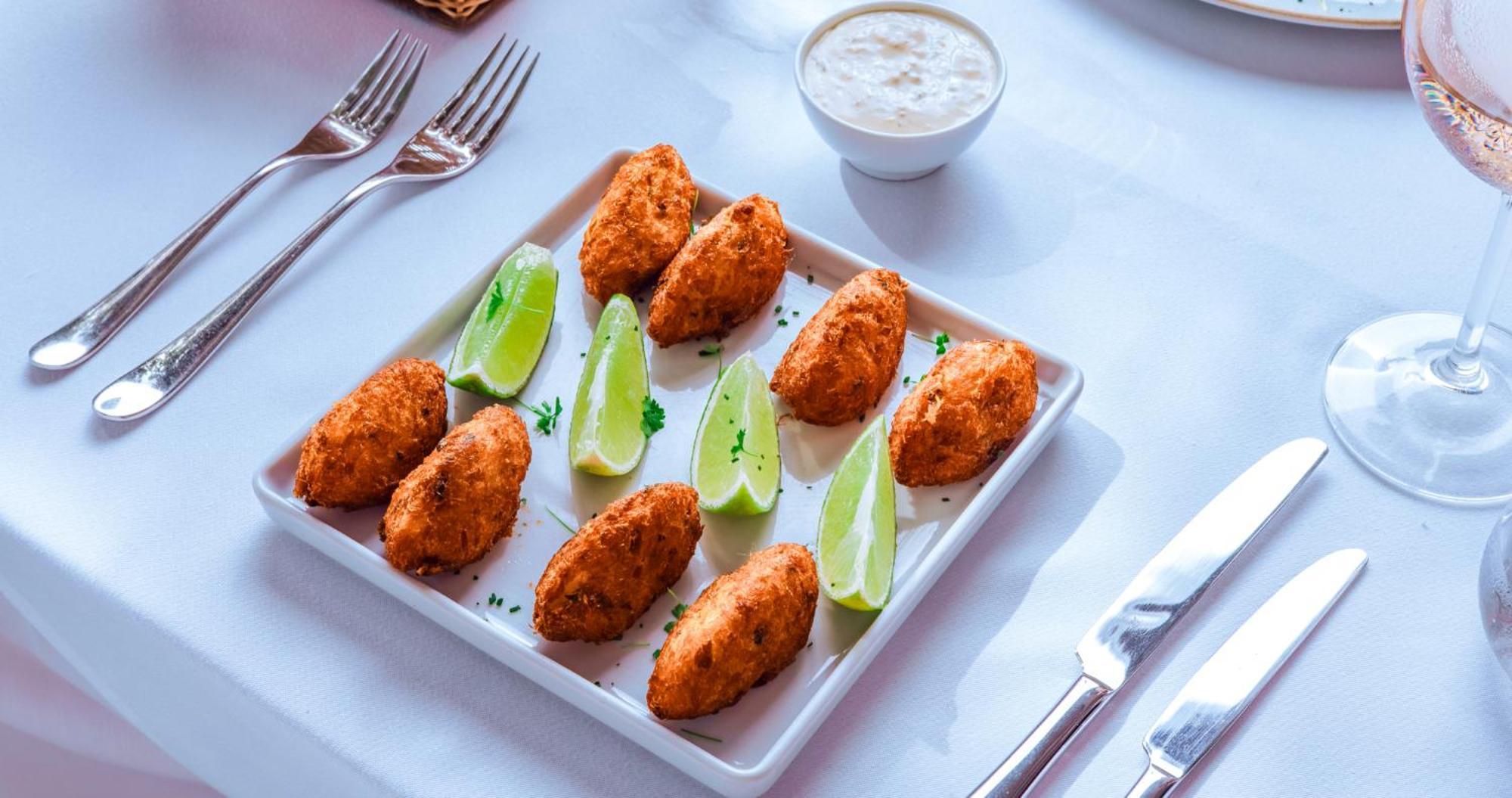 Dpny Beach Hotel & Spa Ilhabela Exteriör bild Crab cakes