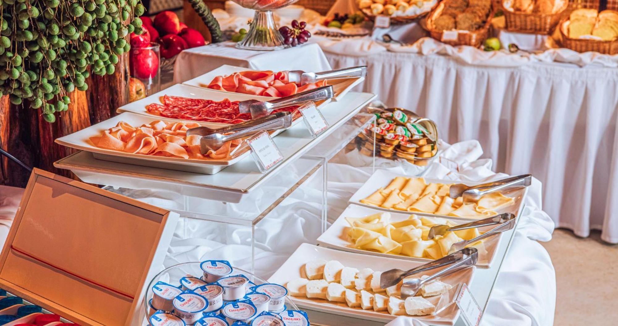 Dpny Beach Hotel & Spa Ilhabela Exteriör bild A buffet